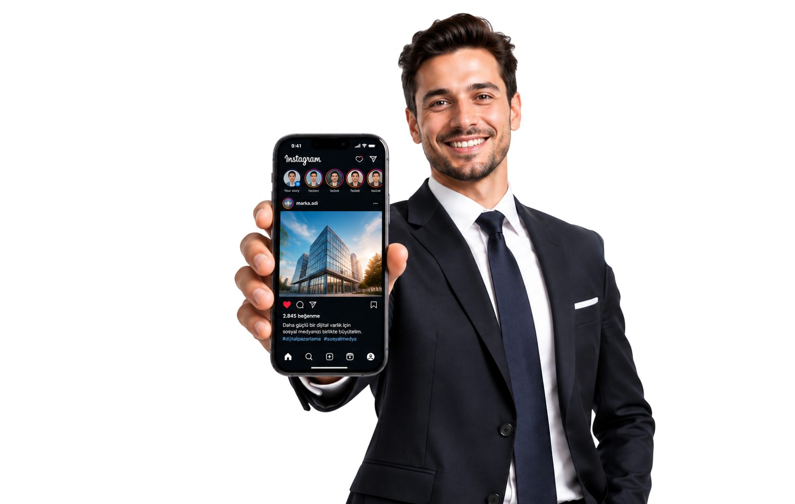Telefonunda Instagram açıkken gülümseyen profesyonel